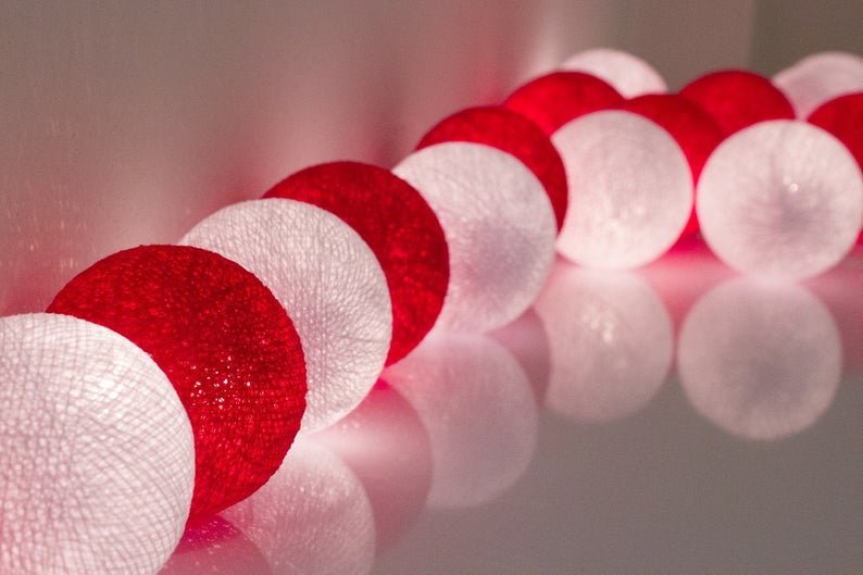 1 Set of 20 LED Red White 5cm Cotton Ball Battery String Lights Christmas Gift Home Wedding Party Bedroom Decoration Outdoor Indoor Table Centrepiece 