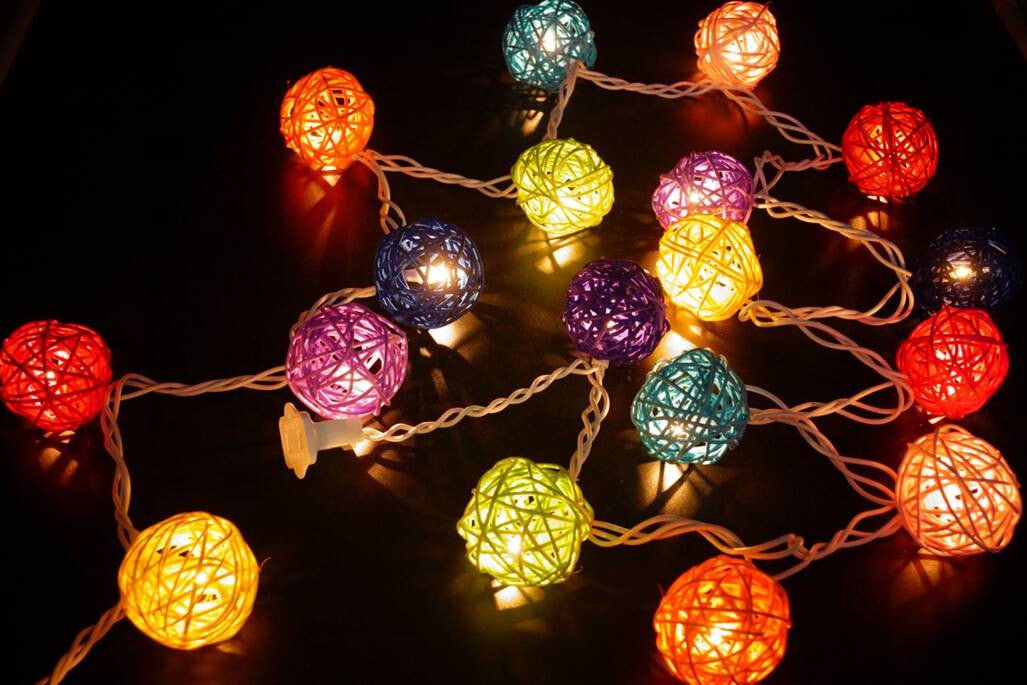 1 Set of Multi Coloured 5cm Rattan Cane 50 Ball Battery Powered LONG 5m String Lights Christmas Gift Home Wedding Party Bedroom Decoration Table Centrepiece - casaculinary